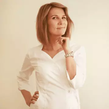 Психиатр-нарколог Калюжная Марина Александровна в белом медицинском халате