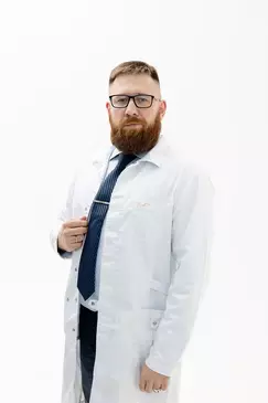 Главный врач Голев Роман Викторович в белом медицинском халате