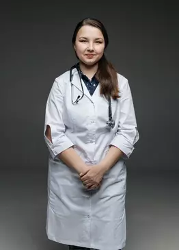 Терапевт Пятаева Маргарита Витальевна в белом медицинском халате