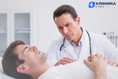 Врач осматривает пациента