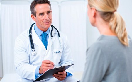 Врач разговаривает с пациентом