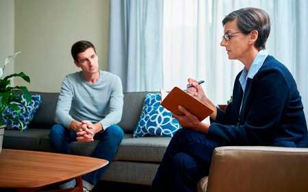 Врач сидит что-то записывает