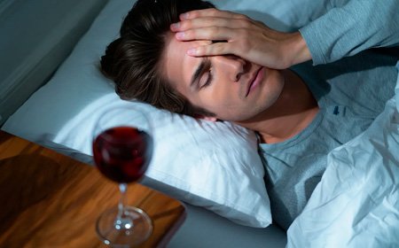 Мужчина положил руку на лицо