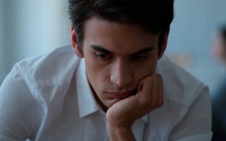 Мужчина держится за голову