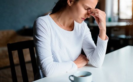 Девушка держит руку у лица