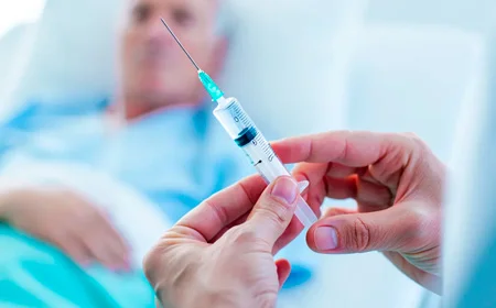 Врач собирается поставить укол