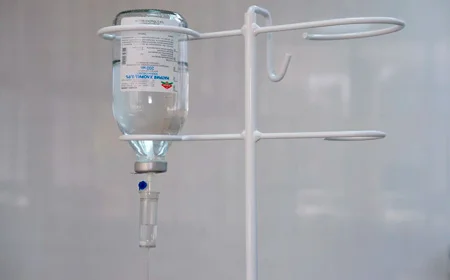 Капельница на светлом фоне