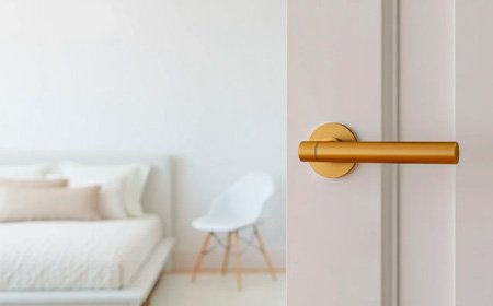 Открытая дверь в спальню