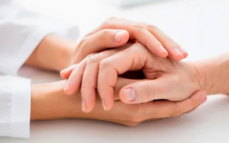 Врач держит за руку пациента