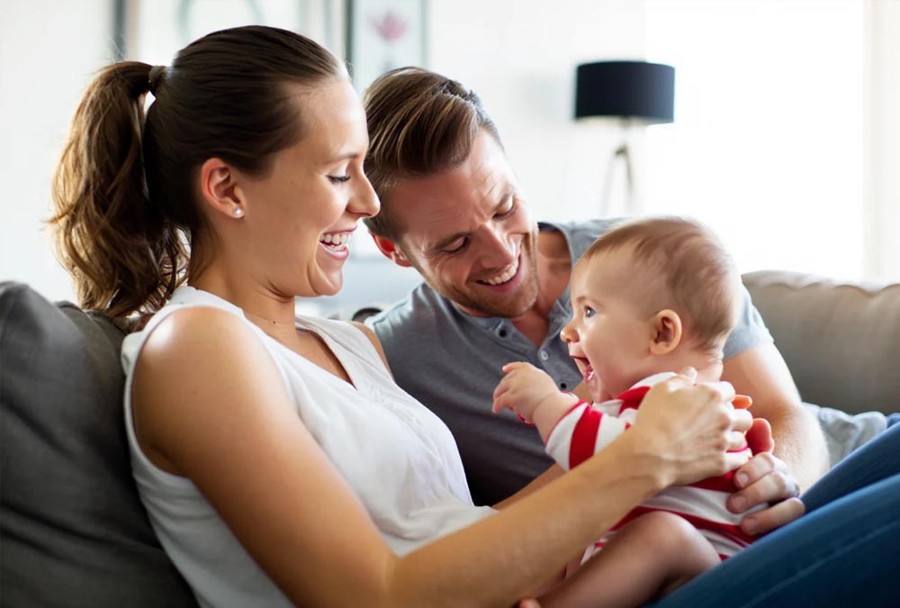 Родители играют с ребенком